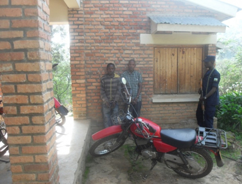 Abagabo babiri bafatanwe moto bibye. (Photo: N. Leonard)