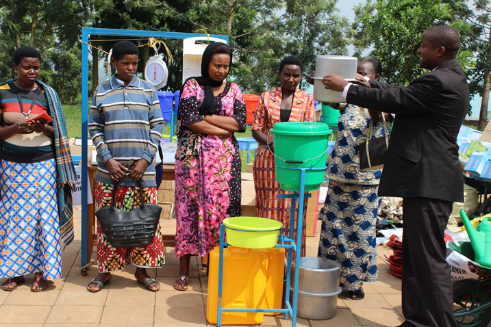 Abajyanama b'ubuzima bavuga ko ibikoresho bahawe bizabafasha kunoza isuku banahangana n'imirire mibi.