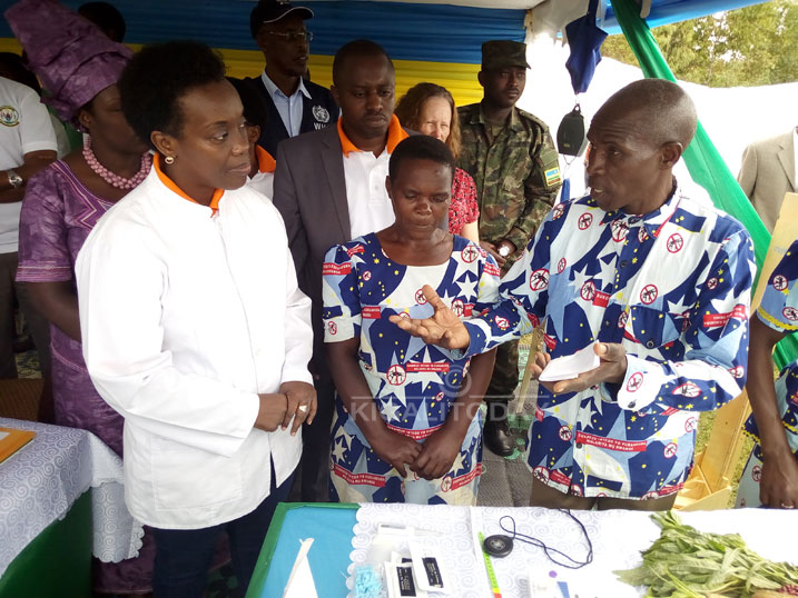 Abajyanama b'ubuzima basobanurira Minisitiri w'Ubuzima akazi bakora