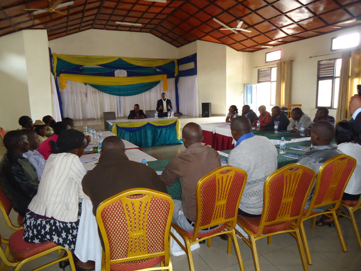 Abajyanama mu bucuruzi bo mu kirenge yose igize akarere ka Kayonza bari guhurwa kuri gahunda ya Kora wigire.