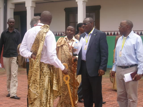 Umukozi wo mu Rukali ufite inkoni arimo abasobanura amateka y'umwami Mutara III Rudahigwa. 