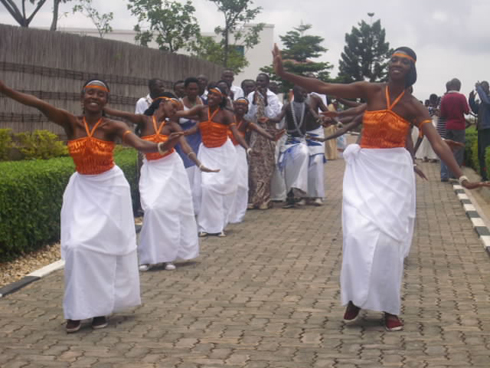 Abo bajyanama baherekejwe n'itorero ribabyinira