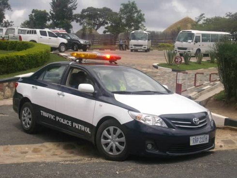 Imodoka ya Polisi y'igihugu yari ibarangaje imbere