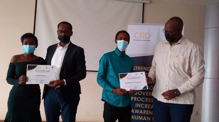 Umuyobozi w'Umujyi wa Kigali, Pudence Rubingisa, hamwe n'uwa CRD batanze seritifika z'amahugurwa ku bajyanama b'imirenge ya Muhima na Nyarugenge