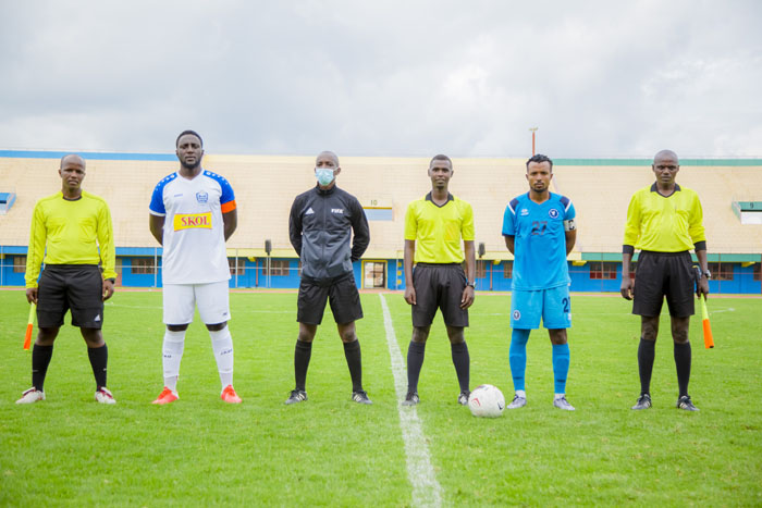 Aba kapiteni bombi bahise bamenyeshwa ko umukino utagikomeje