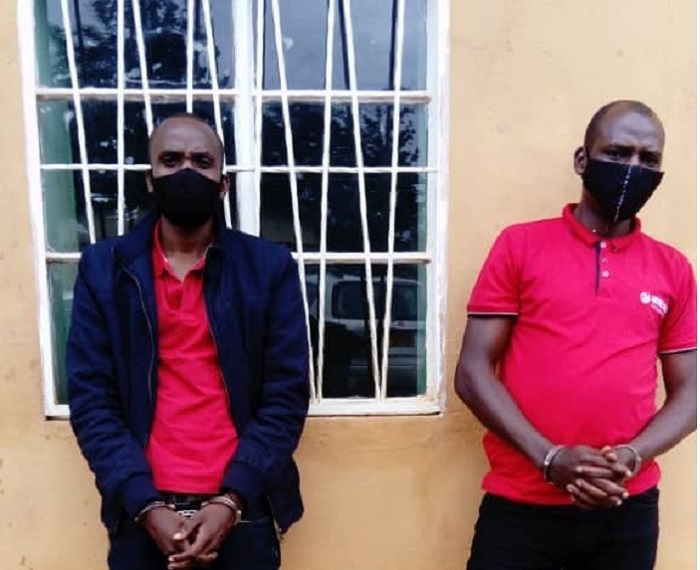 Nteziryayo na Mugiraneza bakekwaho gushaka guha umuturage impapuro bazise amadolari (Ifoto:RNP)