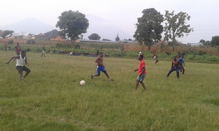 Urubyiruko rurenga ku mabwiriza rukajya gukina umupira w