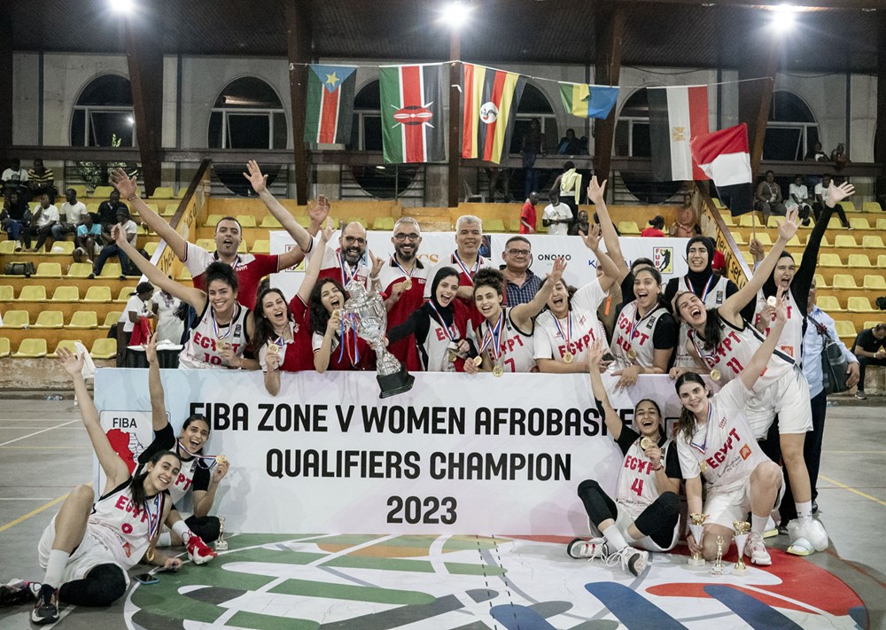 Abakinnyi n'abayobozi b'ikipe ya Misiri bishimiye igikombe cy'Akarere ka gatanu