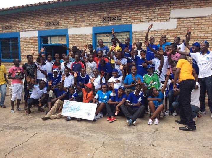 Abakinnyi n'abafana ba Forever i Nyanza