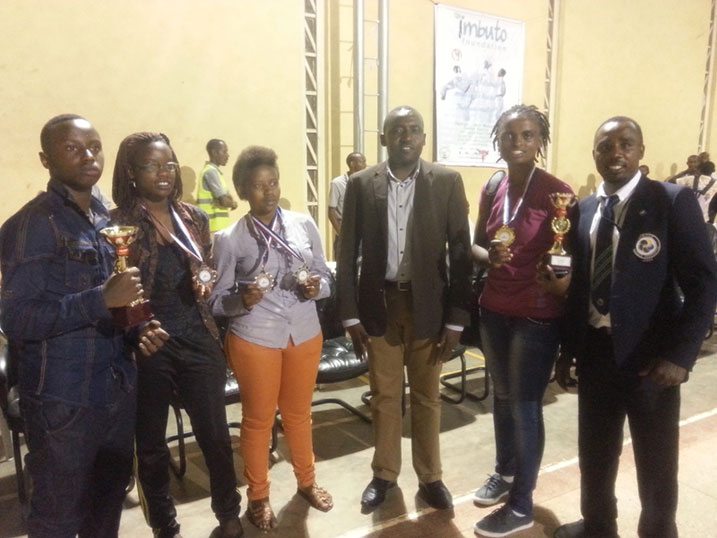 Umuyobozi w'Akarere ka Nyamagabe, Mugisha Philbert (wambaye ikote hagati) yari yaje gushyigikira abakinnyi be.