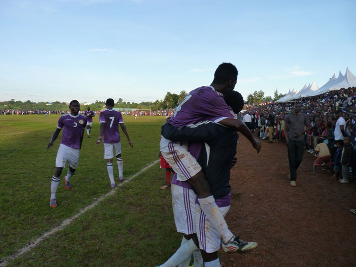 Abakinnyi ba Sunrise bishimira igitego.