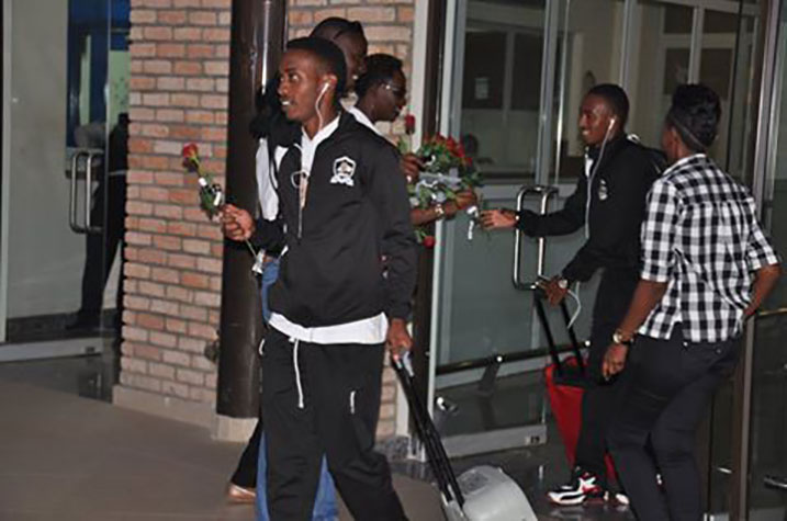 Abakinnyi basohoka mu kibuga cy'indege.