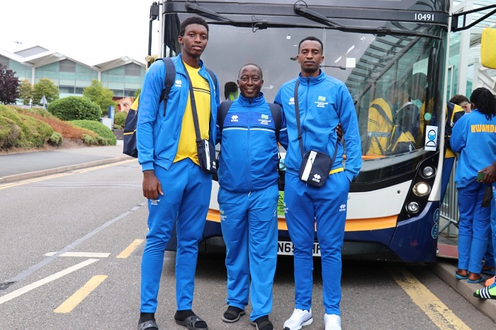 Ntagengwa, Gatsinzi n'umutoza Mudahinyuka bakina Beach Volleyball