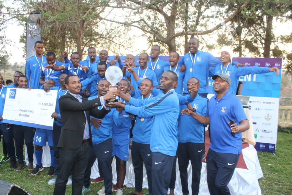 Abakinnyi b'Ikipe y'umupira w'Amaguru bishimira igikombe