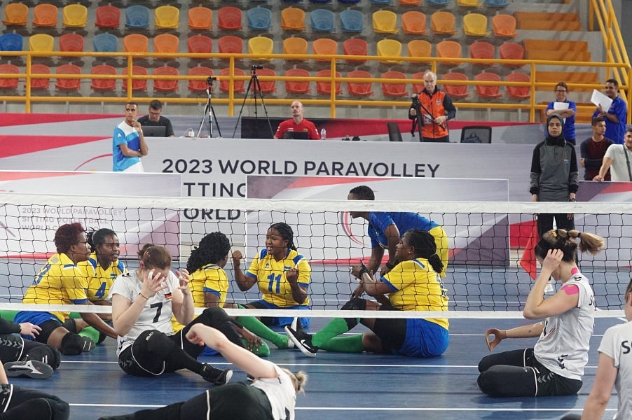 Abakinnyi b'u Rwanda bishimira inota bari batsinze bakina n'u Budage