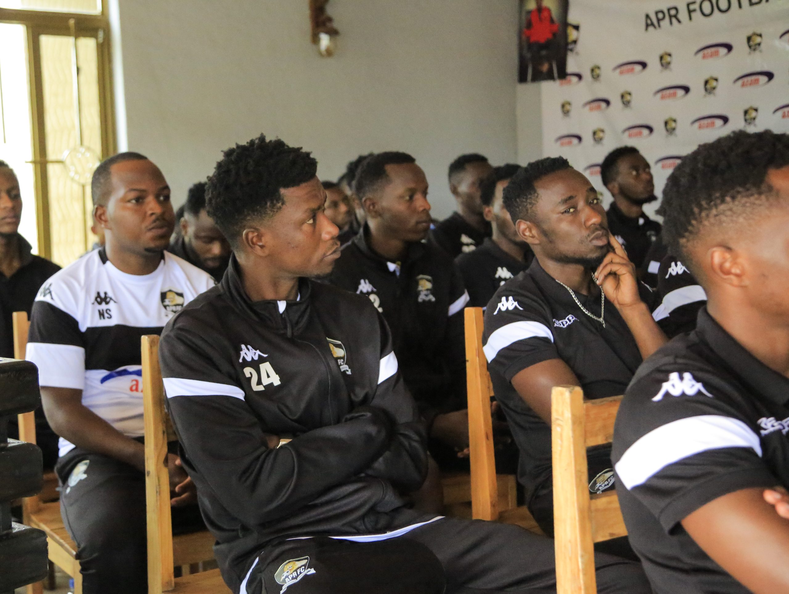 Abakinnyi ba APR FC bamenyeshejwe ko hari abashobora kuzayisohokamo nyuma y'uyu mwaka w'imikino