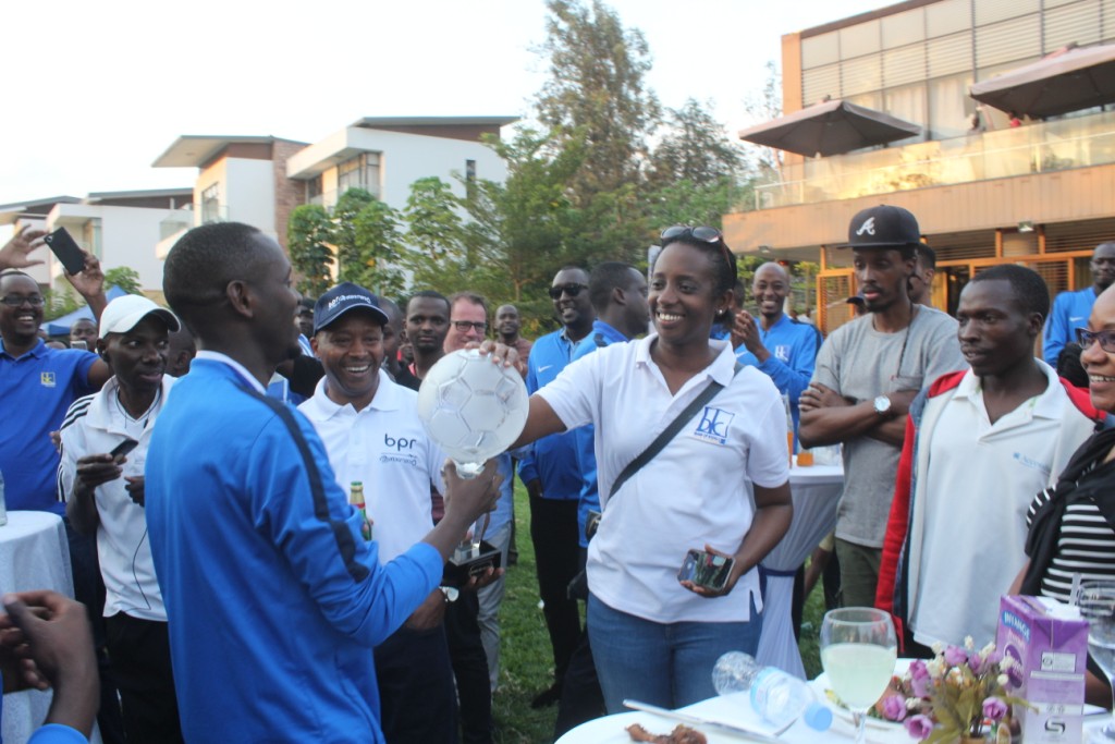 Abakinnyi ba BK bashyikiriza igikombe umuyobozi wayo Dr Diane Karusisi