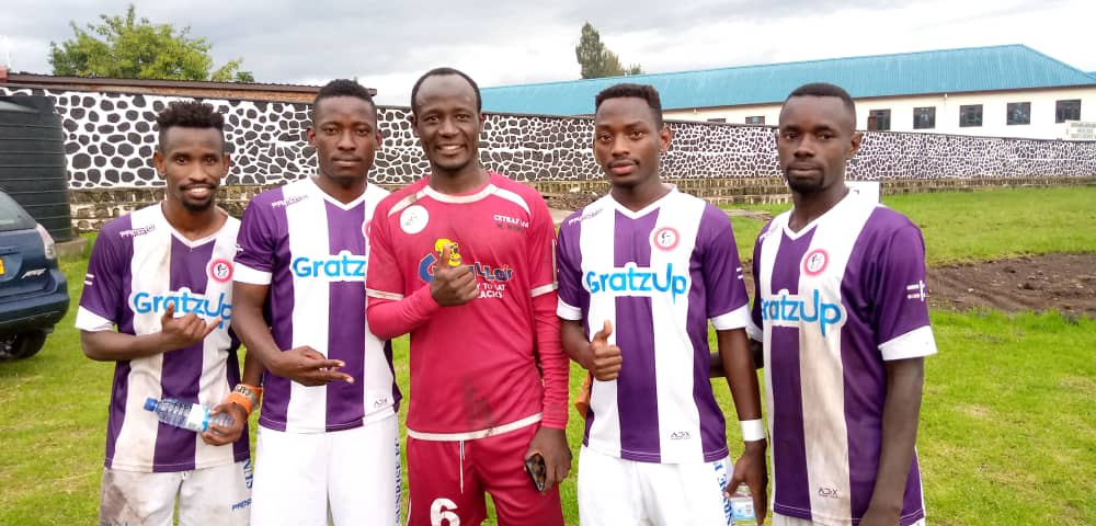 Abakinnyi ba Sunrise bafata ifoto y'urwibutso na Barirengako Frank