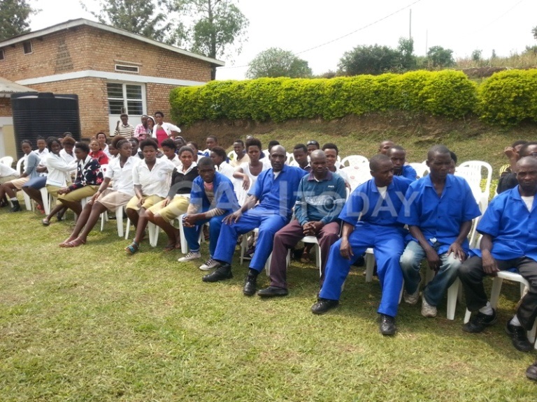 Abakiri kwiga muri iri shuri baje gushyigikira bagenzi babo barangije amashuri.