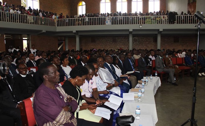 Abakirisito b'Itorero Angilikani Shyira bari bitabiriye ari benshi umuhango wo kurobanura Abadikoni n'Abapasiteri