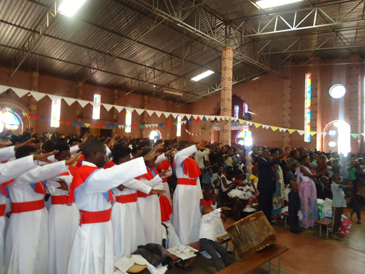 Abakirisitu gatulika bari bitabiriye igitambo cya Misa ari benshi.