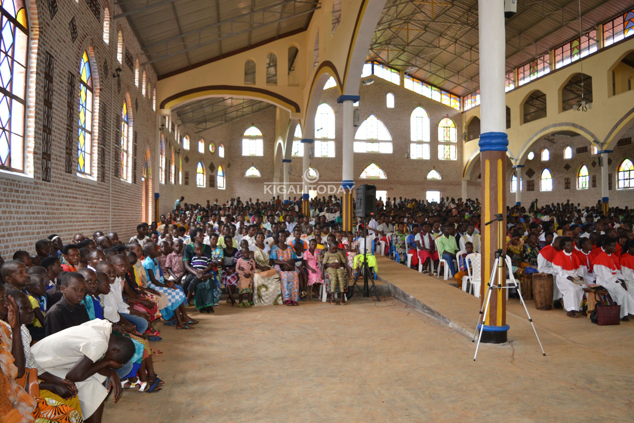 Abakirisitu bicaye neza mu kiliziya nshya
