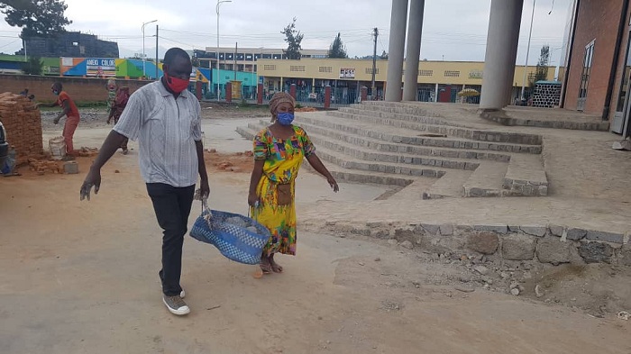 Abaturage mu muganda wo kubaka urusengero