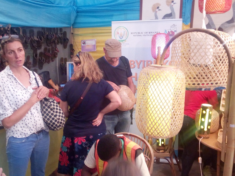 Abakiriya b'abanyamahanga ngo ni bo bitabira kugura ibyo akora