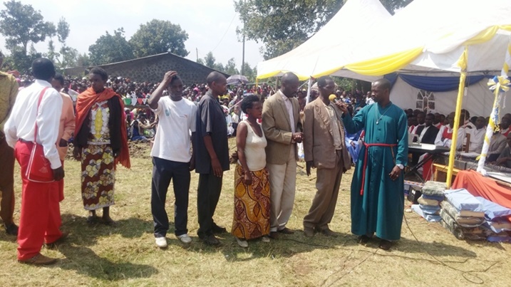 Abakize batonze umurongo batanga ubuhamya.