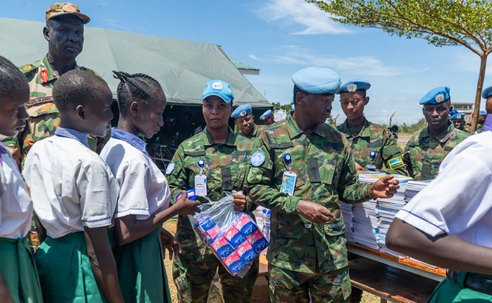Abana b'abakobwa bahabwa ibikoresho bibafasha kunoza isuku