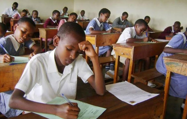 Abakobwa bongeye kwigaranzura basaza babo mu bizamini bya leta