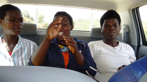 Aba bakobwa bagiye kugemurira ba nyina bafunze kubera kwanga kwibaruza ngo bamaze kwibaruza mu ijuru. Bemeza ko ibyo ababyeyi babo bakoze bidakwiye. 