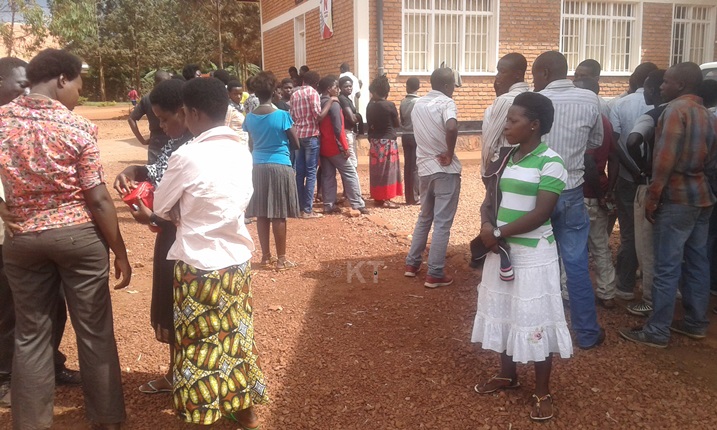 Abakobwa nabo bari bitabiriye ikizamini ari benshi.