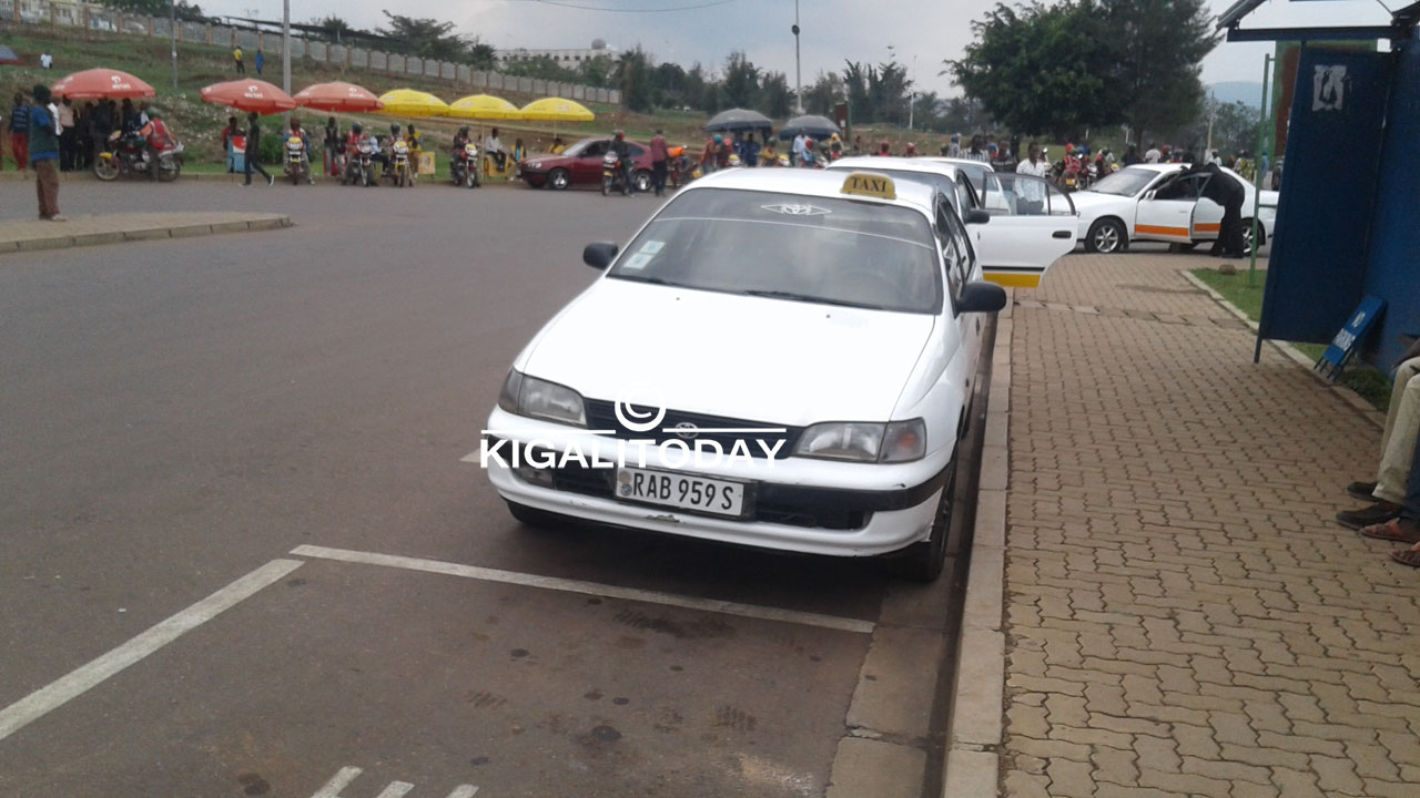Abatwara Taxi Voiture nabo ikibazo cy'ubwiherero bagihuje na bagenzi babo