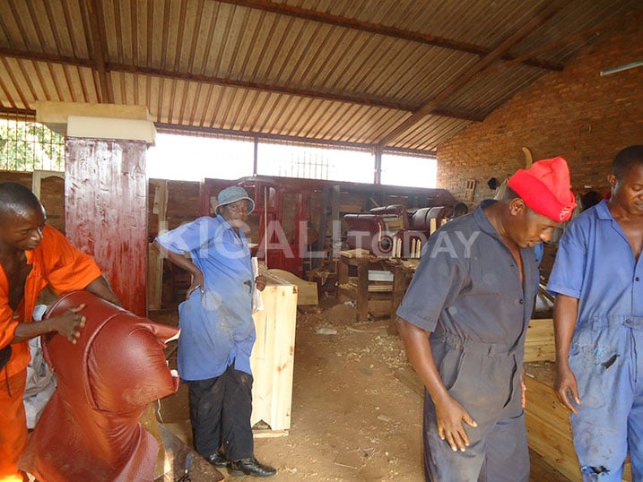 Abakora imyuga ikenera amashanyarazi bagize igihombo kubera ibura ryayo.