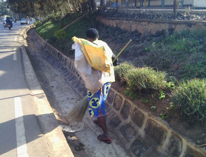 Umwe mu bakora isuku mu muhanda.