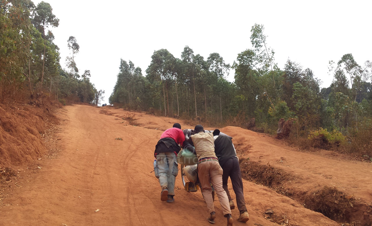 Nubwo iteme ryakozwe ryoroheje ubuhahirane hari igice cy'umuhanda muri Huye cyarangiritse