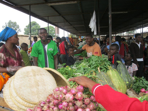 Bamwe mu bakorera mu isoko rya Muhanga.