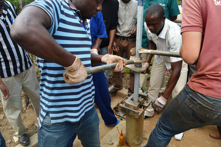 Abakorerabushake ba JICA bigisha abakozi ba Wash Project uko bakora amavomo.