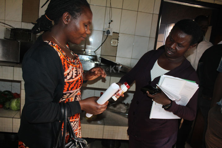 Abakoze igenzura barebaga n'ibikoreshwa mu bikoni bitararengeje igihe.