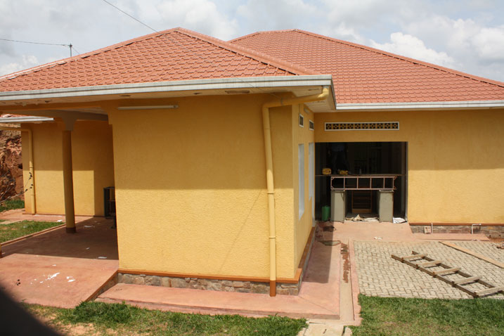 Abakoze ku nzu nshya ya farumasi y