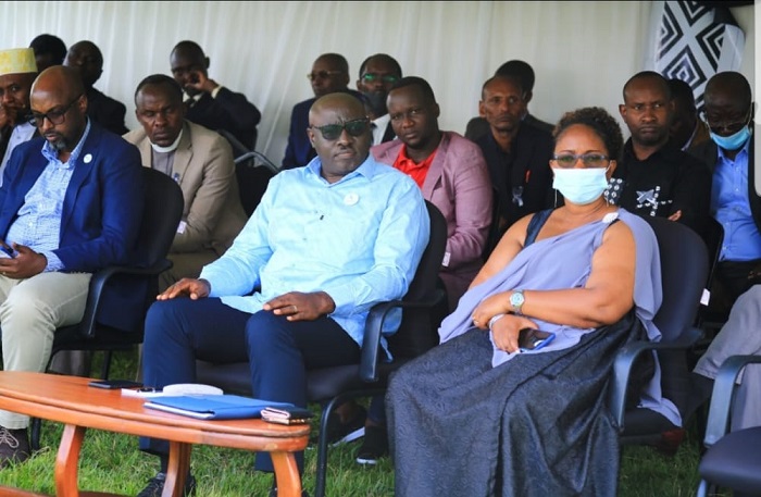 Bibutse abari abakozi b'amakomini atanu