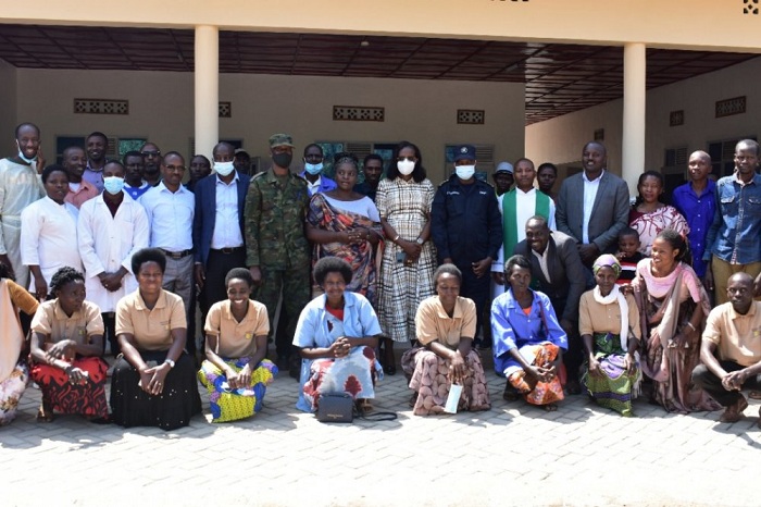 Bamwe mu bakozi b'ikigo nderabuzima cya Cyinzuzi