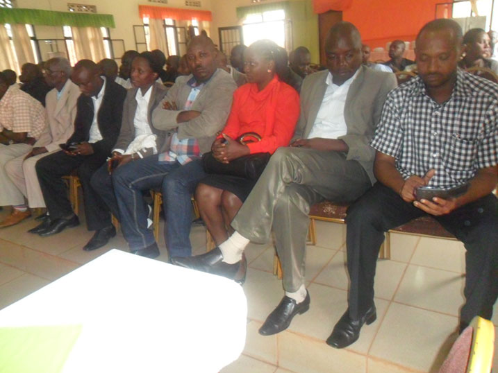 Abakozi b'akarere n'abanyamabanga nshingwabikorwa b'imirenge bitabiriye umuhango w'ihererekanyabubasha.