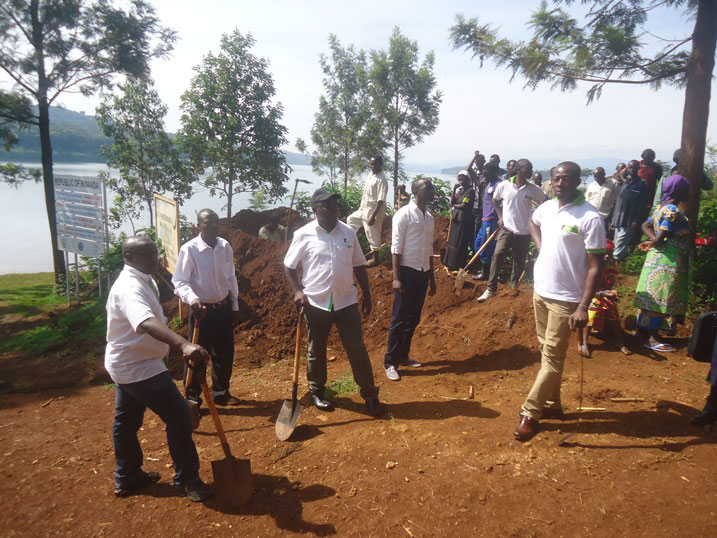 Abakozi ba KCB bifatanyije n