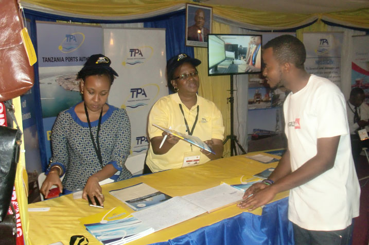 Abakozi ba TPA muri Expo 2016 basobanura imikorere y'iki kigo mu Rwanda.