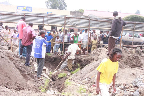 Abakozi bari gucukura umusingi bagasangamo imibiri.