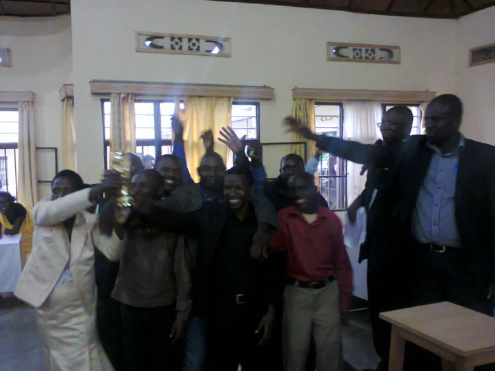 Abakozi bishimira ibyo bamaze kugera mu bitaro bya Kibogora.