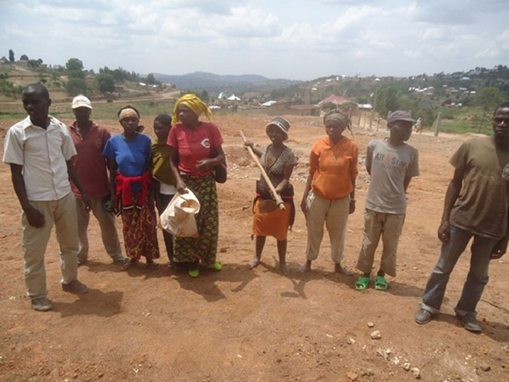 Aba bakozi ni bamwe mu bishyuza rwiyemezamirimo wubaka gare mu karere ka Ruhango.