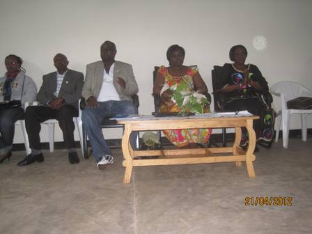 Abakozi muri Perezidanse baganira n'imfubyi za Jenoside zibumbiye muri koperative ikora ubudozi i Nyarubuye (COCONYA) 